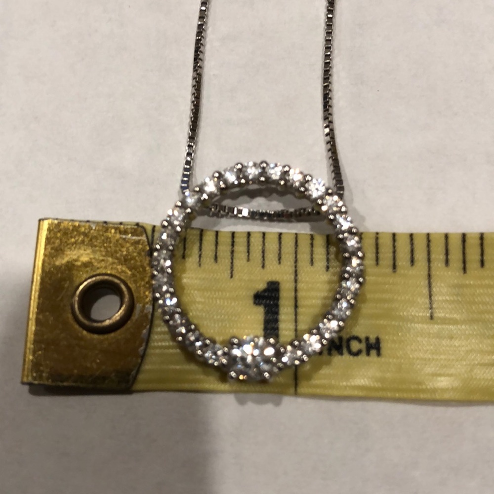 🎉HP🎉1 CT.Diamond Circle Pendant w/25 Brilliant R - Picture 2 of 5